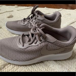 Nike women’s sneakers